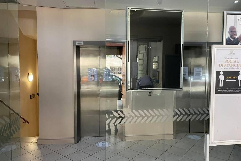 Cool & Easy Flat In The Heart Of Marshalltown ヨハネスブルグ エクステリア 写真