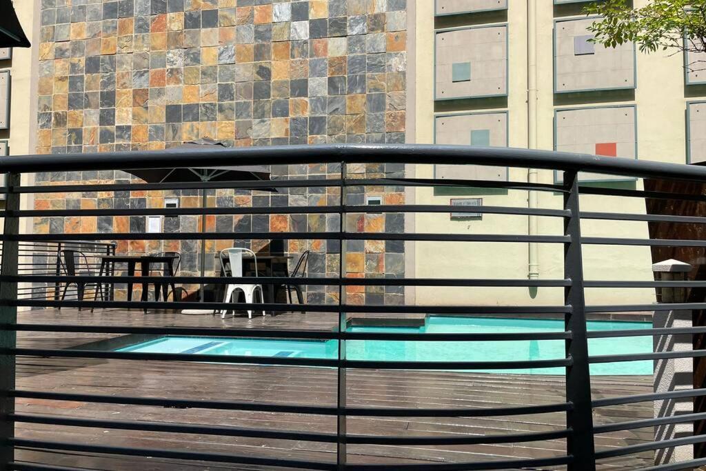 Cool & Easy Flat In The Heart Of Marshalltown ヨハネスブルグ エクステリア 写真
