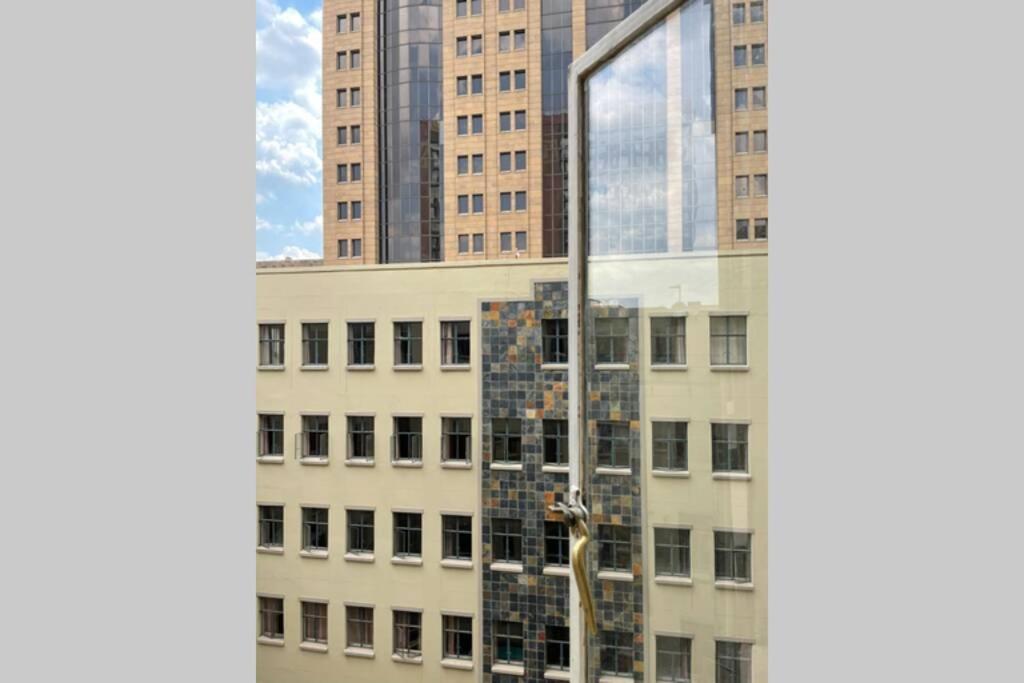 Cool & Easy Flat In The Heart Of Marshalltown ヨハネスブルグ エクステリア 写真