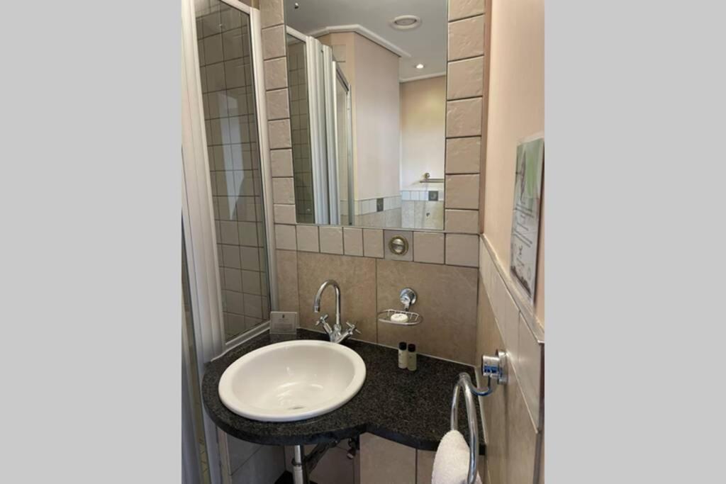 Cool & Easy Flat In The Heart Of Marshalltown ヨハネスブルグ エクステリア 写真